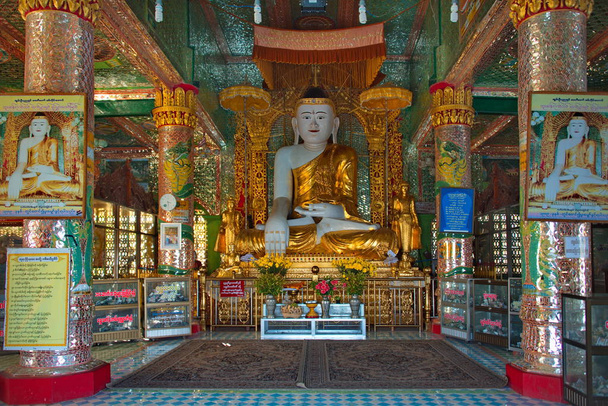 Myanmar. Estatua de Buda en la pagoda Soon U Ponya Shin, situada en lo alto de una colina en Sagain a orillas del río Irrawaddy
. - Foto, Imagen