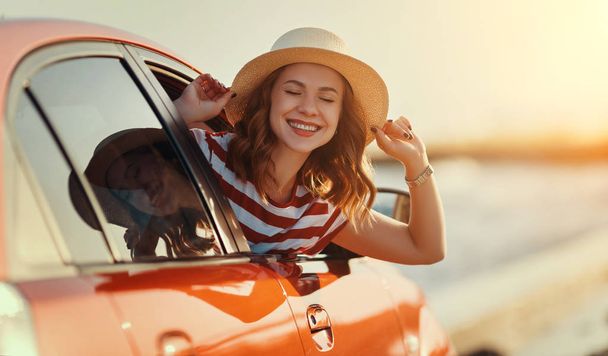 щаслива жінка дівчина їде в літню подорож в
 - Фото, зображення