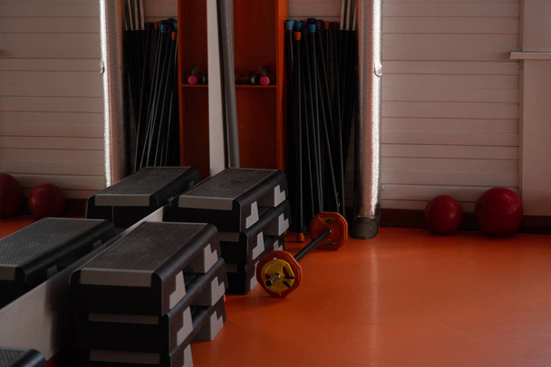 spor ekipmanları ile oda: fitness, halter, halter, topları destekler - Fotoğraf, Görsel
