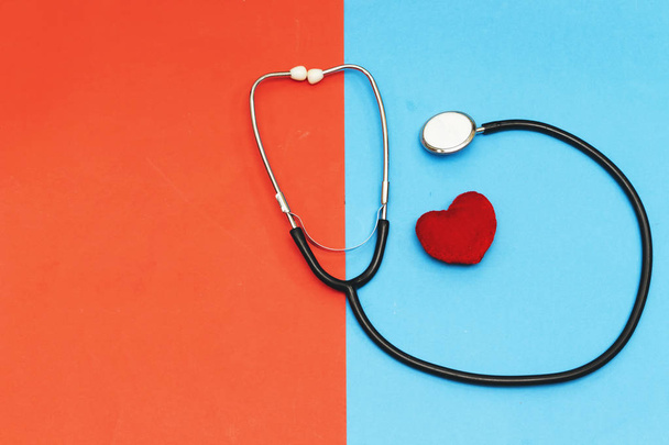 Stetoskooppi, punainen sydän ja sydän pöydällä. Kardiologian käsite
 - Valokuva, kuva
