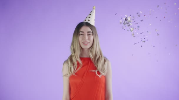 Confetti was thrown at the young girl on a purple background. - Filmagem, Vídeo