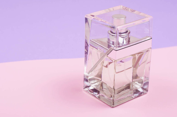 kopya alanı ile sıcak arka planda parfüm şişesi - Fotoğraf, Görsel
