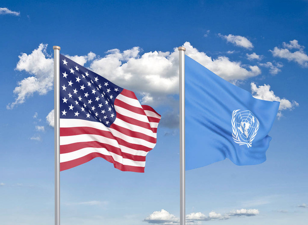 Ηνωμένες Πολιτείες της Αμερικής vs Οργανισμός Ηνωμένων Εθνών. Παχιά χρωματιστές μεταξένια σημαίες της Αμερικής και του Οργανισμού των Ηνωμένων Εθνών. εικονογράφηση 3D σε φόντο ουρανού. -Εικονογράφηση - Φωτογραφία, εικόνα