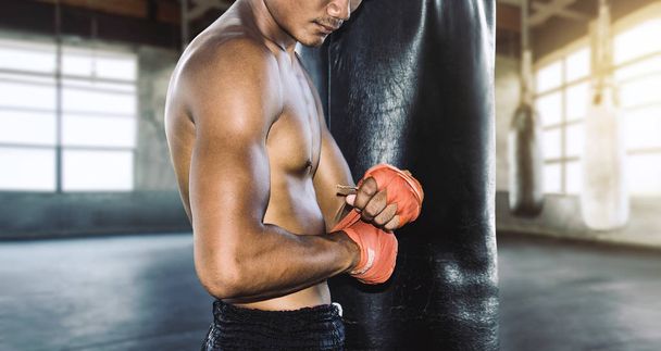 Ásia muay tailandês com bandagens de boxe com luva de boxe se preparando para treinamento de lutador
. - Foto, Imagem