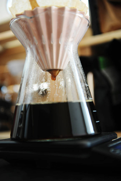代替フィルターブラックコーヒーは、ピンクの折り紙ドリッパーで醸造の上に注ぎます。専門コンセプト。ドリップクローズアップ - 写真・画像