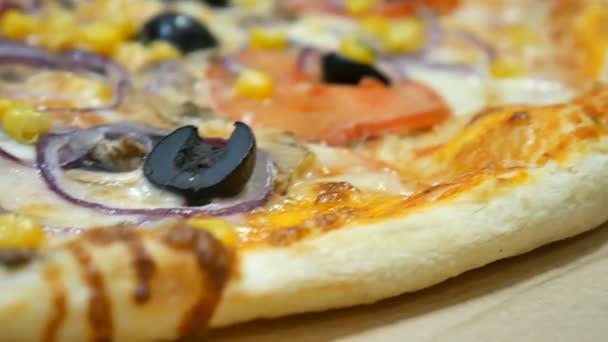 Zbliżenie wideo wegetariańskiej pizzy z grzybami, serem, kukurydzą, oliwkami i pomidorami - Materiał filmowy, wideo