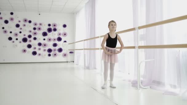 Little graceful girl practicing ballet in the Studio - Felvétel, videó