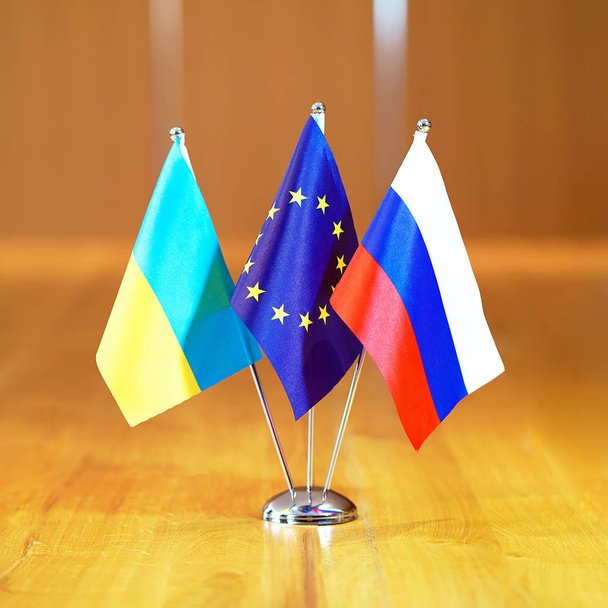 Oroszország, az Európai Unió és Ukrajna zászlói. - Fotó, kép