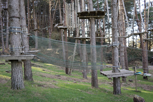 Het avonturenpark in het bos - Foto, afbeelding