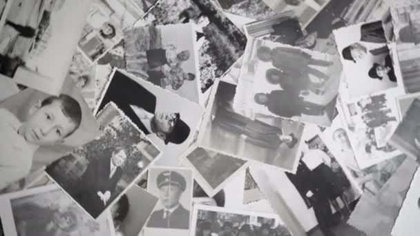video de Antiguos retratos giratorios sobre fondo retro
 - Metraje, vídeo