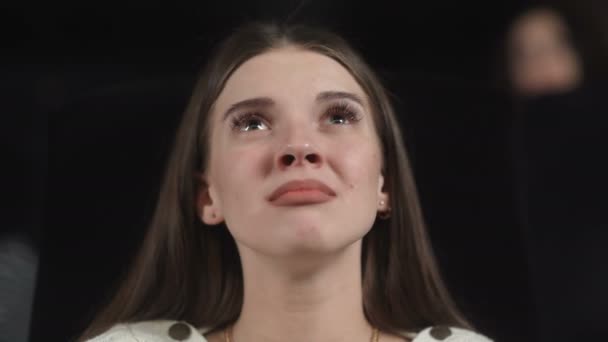 Femme au cinéma êtres à pleurer tout en regardant un film triste et émotionnel - Séquence, vidéo