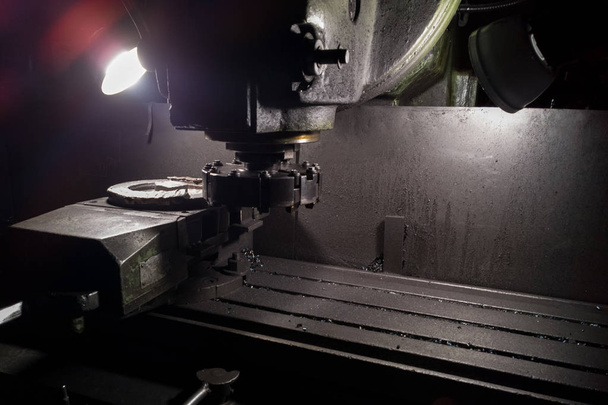 máquina de trituração manual antiga em estilo de iluminação noir close-up com foco seletivo
 - Foto, Imagem