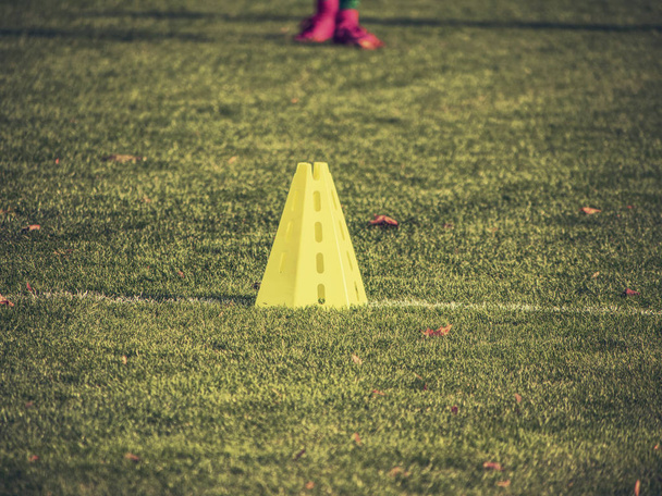 triángulos amarillos utilizados como equipo de entrenamiento de fútbol
 - Foto, Imagen