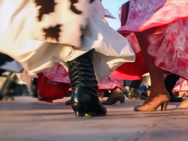 Gaucho y paisana dansen folklore in Argentinië  - Foto, afbeelding
