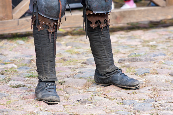 benen av en man i stövlar av en mörka medeltiden - 写真・画像