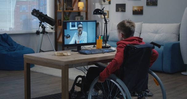 医師とビデオチャットを持つ障害のある少年 - 写真・画像
