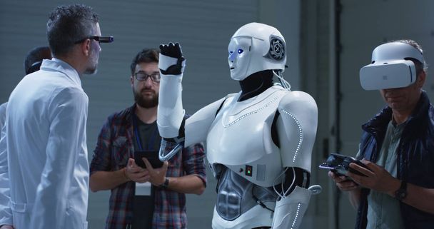 Naukowcy testując gesty robotów - Zdjęcie, obraz