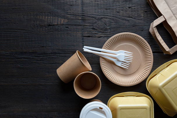 Jednorázové jídelní krabice a nádobí na tmavém dřevěném zádech - Fotografie, Obrázek