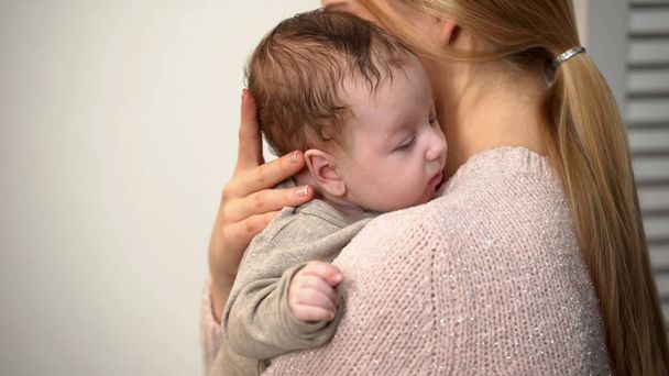 Young mom holding cute baby boy in arms, vaginal birth and natural motherhood - Fotoğraf, Görsel