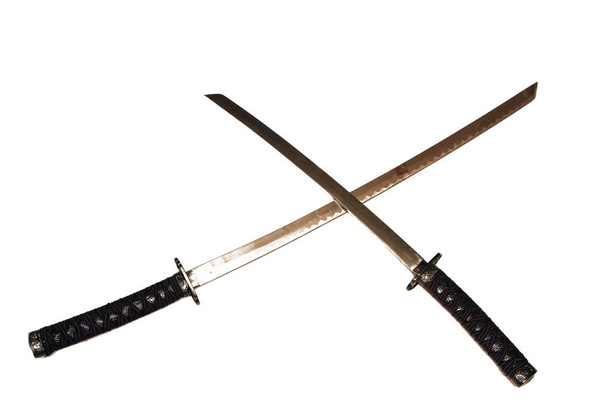 Twee gekruiste Samurai zwaarden close-up, isoleren op witte achtergrond - Foto, afbeelding