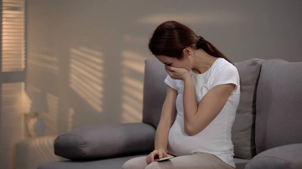 Pregnant woman crying after telephone call, bad test results, medical insurance - Foto, Imagem