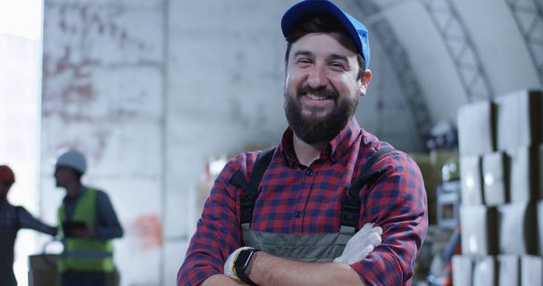 Worker smiling at camera in a warehouse - Φωτογραφία, εικόνα