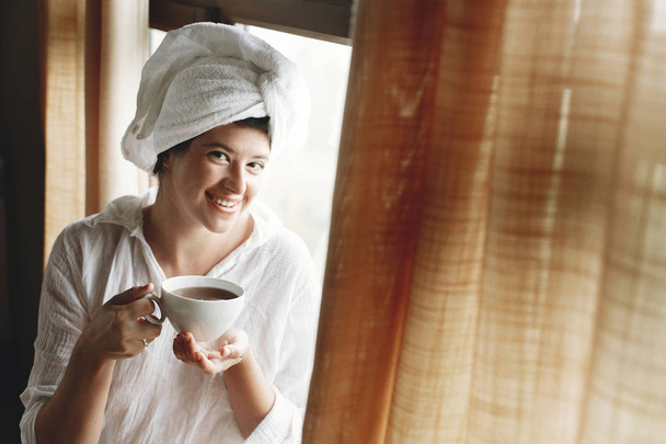 Güzel mutlu genç kadın kahve veya çay içme, b oturuyor - Fotoğraf, Görsel