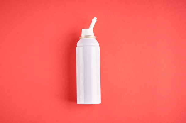 Nasal spray bottle composition, white template bottle on pink background - Foto, imagen