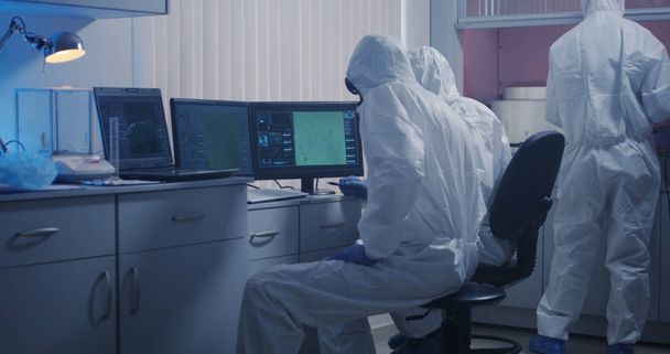 Científicos vigilando monitor en laboratorio
 - Foto, imagen