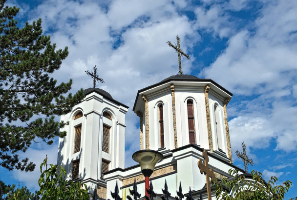 Δύο πύργοι της εκκλησίας, και συννεφιασμένος ουρανός στο παρασκήνιο - Φωτογραφία, εικόνα