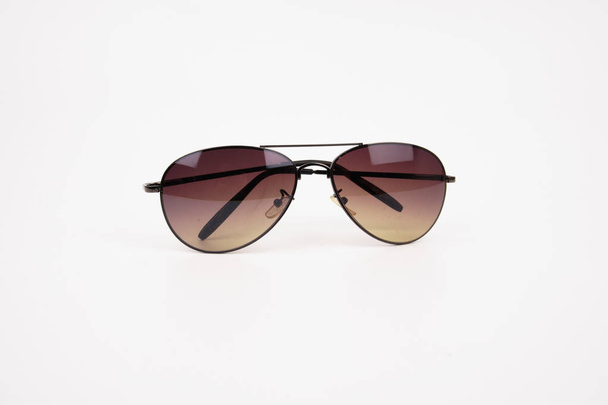 Óculos de sol de moda elegantes com moldura aberta isolada no fundo branco
 - Foto, Imagem