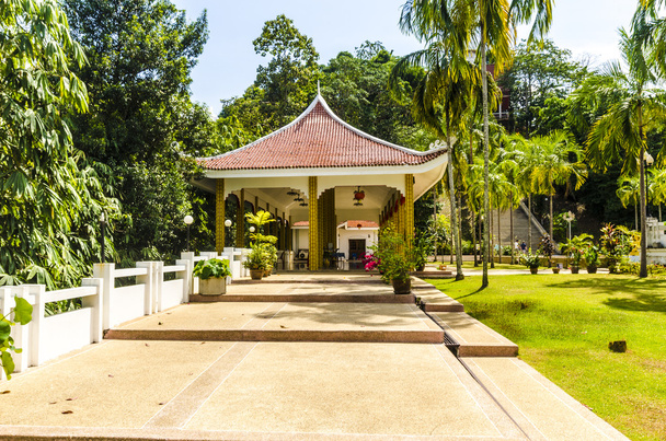 Pagoda and the promenade in a Buddhist monastery in Thailand - Foto, afbeelding