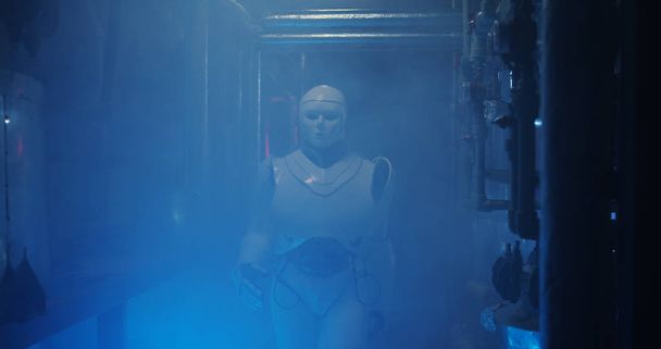 Humanoidi robotti työskentelee savutäytteisessä laboratoriossa
 - Valokuva, kuva