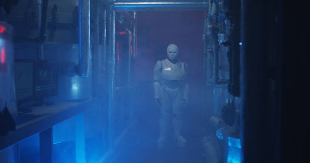 robot umanoide in piedi in un laboratorio fioco
 - Foto, immagini
