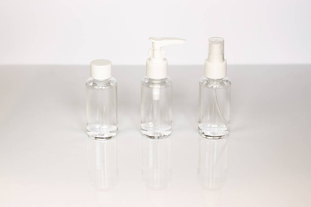Schönheitskosmetik Glasflasche; Branding-Attrappe; Vorderansicht auf pastellweißem Hintergrund. Paket für ätherisches Öl. - Foto, Bild