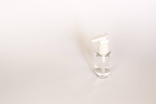 Beauty cosmetica glassbottle; branding mock up; Vooraanzicht op pastel witte achtergrond. Pakket voor etherische olie. - Foto, afbeelding