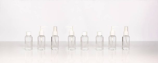 Belleza cosmética botella de vidrio; maqueta de marca; vista frontal sobre fondo blanco pastel. Paquete para aceite esencial
. - Foto, Imagen
