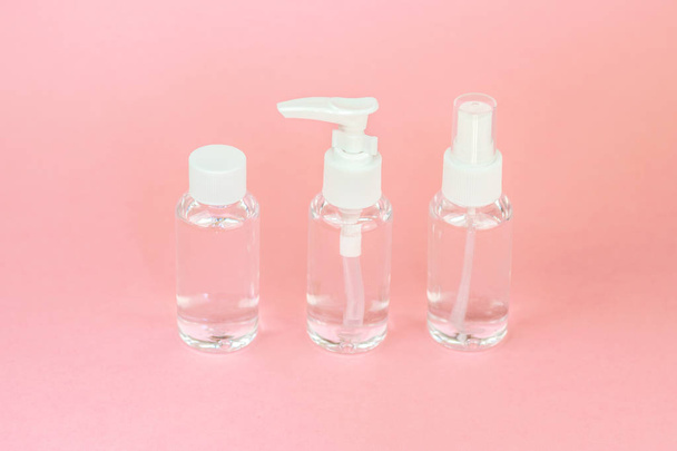 Belleza cosmética botella de vidrio; maqueta de marca; vista frontal sobre fondo rosa pastel. Paquete para aceite esencial
. - Foto, imagen