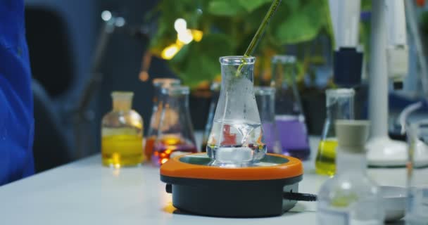 Réaction chimique dans les éprouvettes de laboratoire
 - Séquence, vidéo