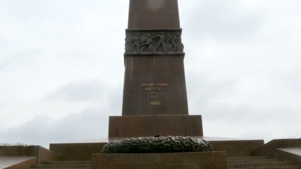 戦争の記念碑オデッサ市の大祖国戦争中に死亡した未知の船員への記念碑の永遠の炎。ランジェロンは位置しています. - 映像、動画