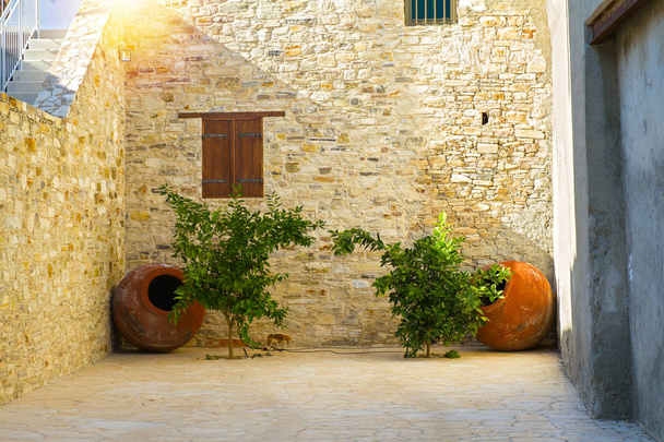 Patio construido de piedra hermosa y decorado con plantas en maceta en un pequeño pueblo en las montañas de Lefkara, Chipre
 - Foto, Imagen