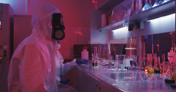 Wetenschapper met behulp van transparante weergave in het laboratorium - Video