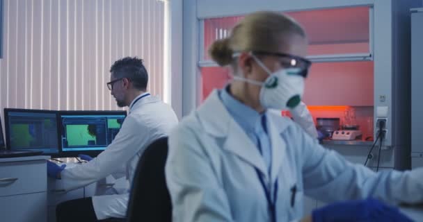 Scientists working in laboratory - Кадры, видео