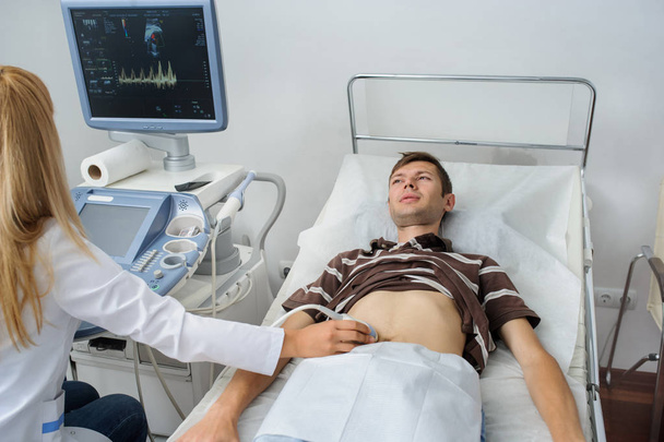 Γιατρός εξέταση ένας άνθρωπος στην κοιλιά USG - Φωτογραφία, εικόνα