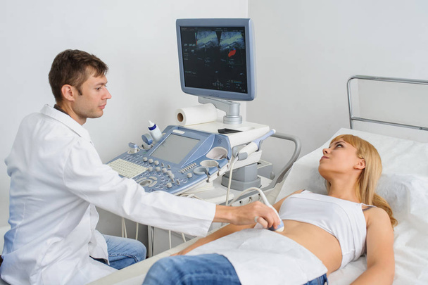 De zwangere dame Pacient bij Ultrasonografie onderzoek - Foto, afbeelding