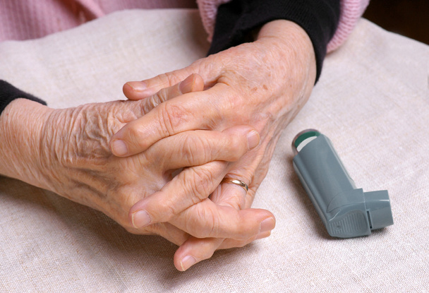 Ženské ruce a Astma inhalátor - Fotografie, Obrázek