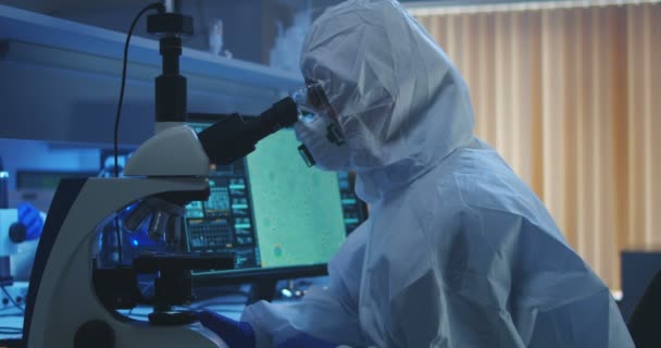 Cientista examinando bactérias com microscópio
 - Filmagem, Vídeo