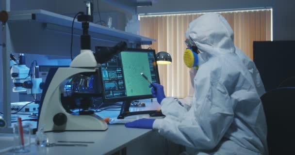 Cientistas examinando bactérias em um laboratório
 - Filmagem, Vídeo