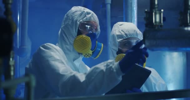 Wissenschaftler in Schutzanzügen bei Wartungsarbeiten - Filmmaterial, Video