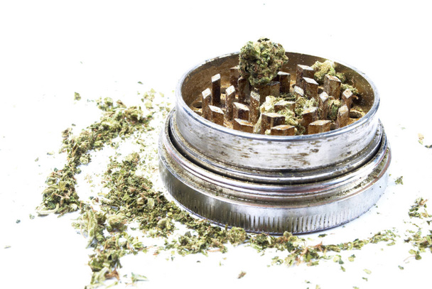 Close-up weergave van marihuana en onkruid Crusher op witte achtergrond - Foto, afbeelding